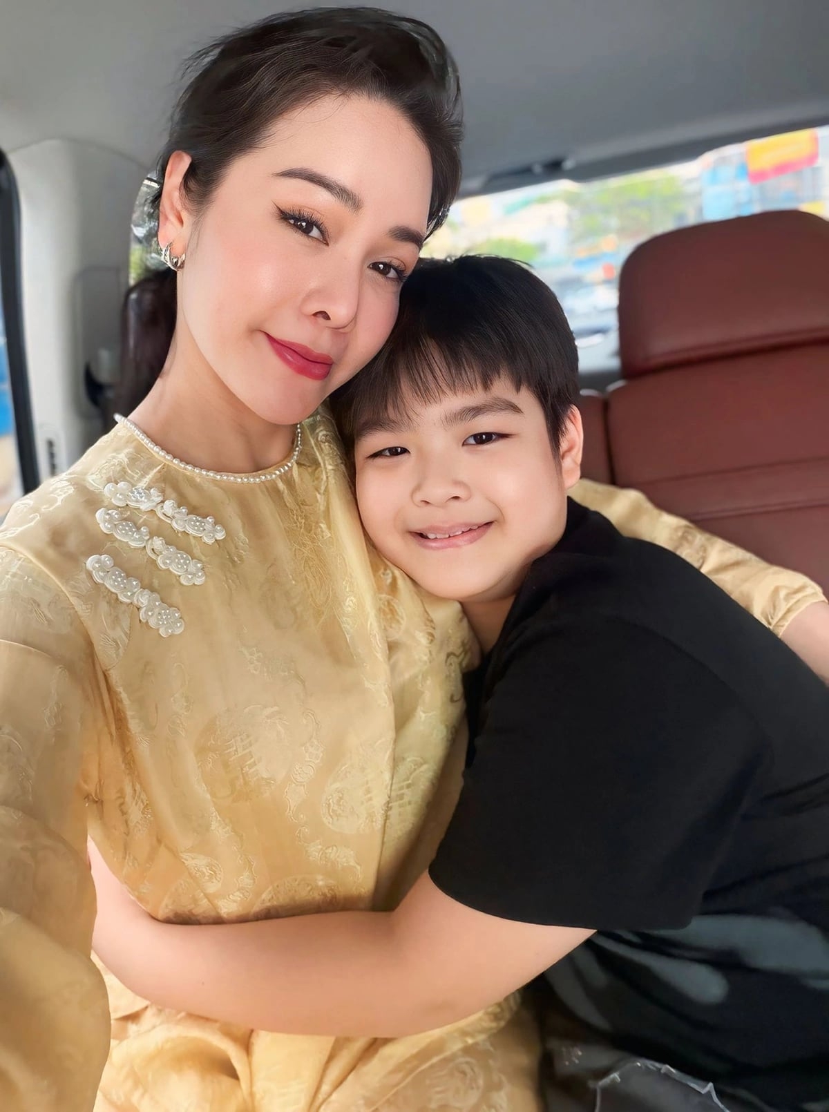 Nhật Kim Anh sum họp con trai Bửu Long. Diễn viên gọi quý tử là “cục kim cương lớn”.