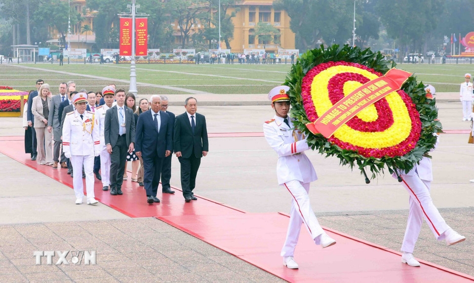 Sáng 29/1, Chủ tịch Hội đồng châu Âu António Costa đã đến đặt vòng hoa, vào Lăng viếng Chủ tịch Hồ Chí Minh; đặt vòng hoa tưởng niệm các Anh hùng liệt sĩ tại Đài tưởng niệm Bắc Sơn. (Ảnh: TTXVN)