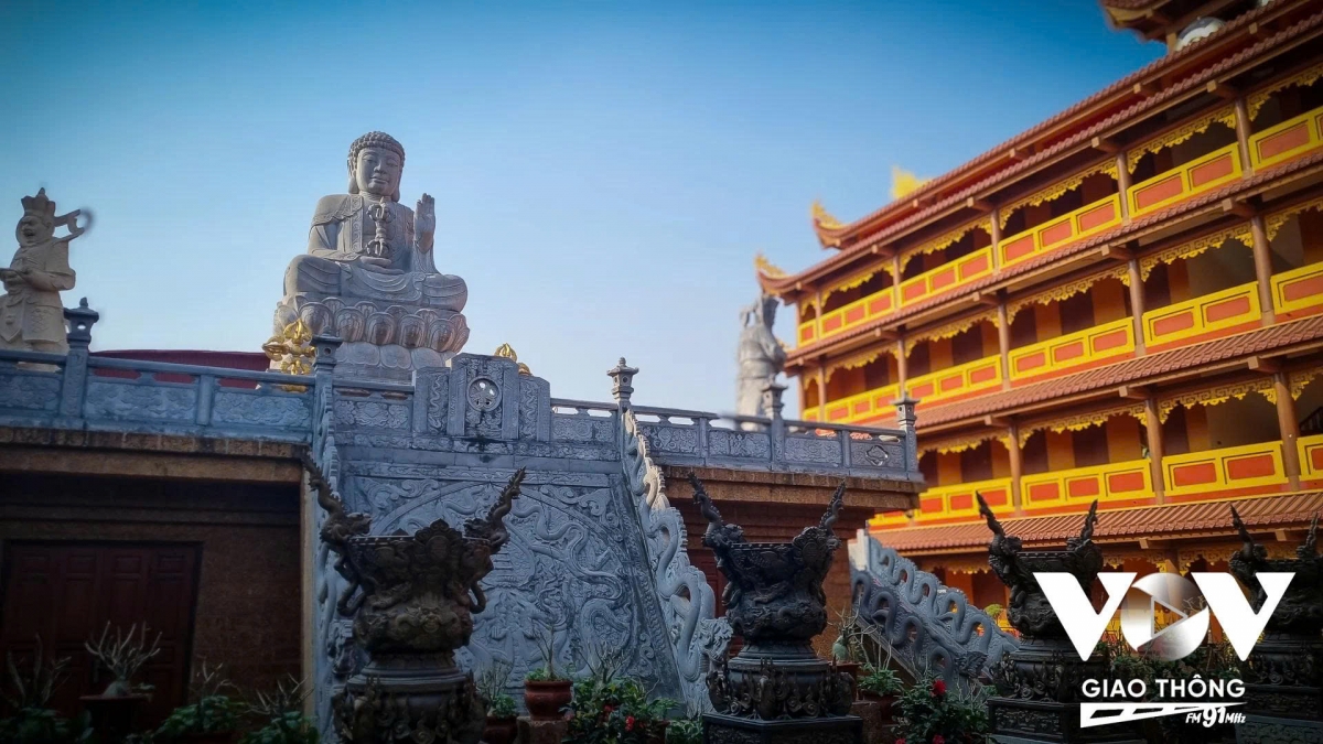 Cách trung tâm thành phố Hà Nội 15km về phía Nam, chùa đã có lịch sử hơn 1.000 năm. Kiến trúc tại đây có sự giao thoa lớn giữa truyền thống và hiện đại, giữa kiến trúc cổ Việt Nam và sự ảnh hưởng mạnh mẽ của văn hóa Phật giáo Tây Tạng. Chùa Thắng Nghiêm Quốc Tự tọa lạc tại thôn Khúc Thủy, Thanh Oai, Hà Nội.