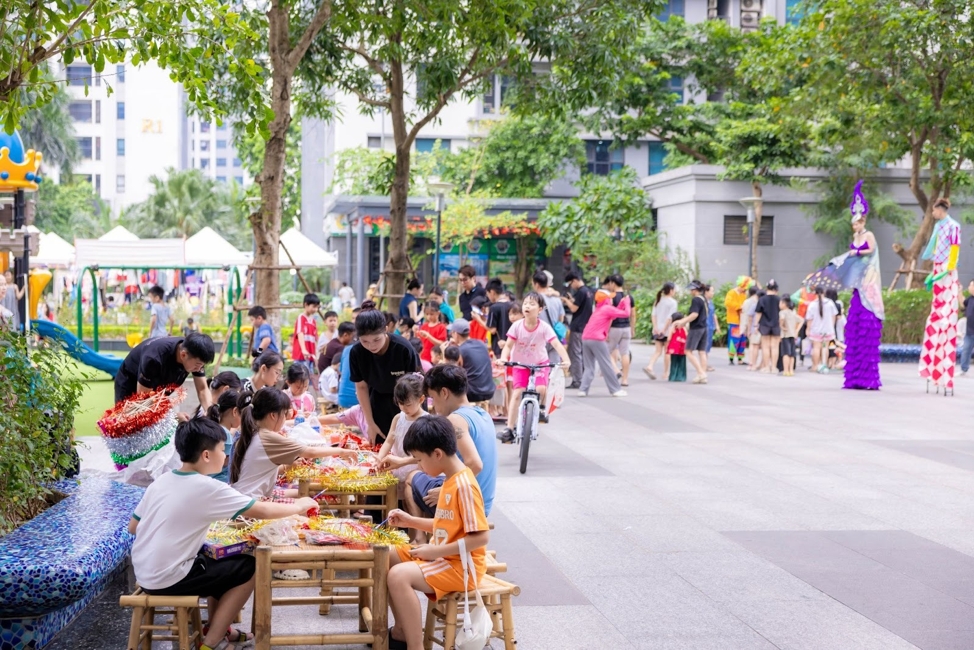 Hoạt động cộng đồng do ROX Group tổ chức thu hút đông đảo người dân tham gia (Ảnh: ROX Group)