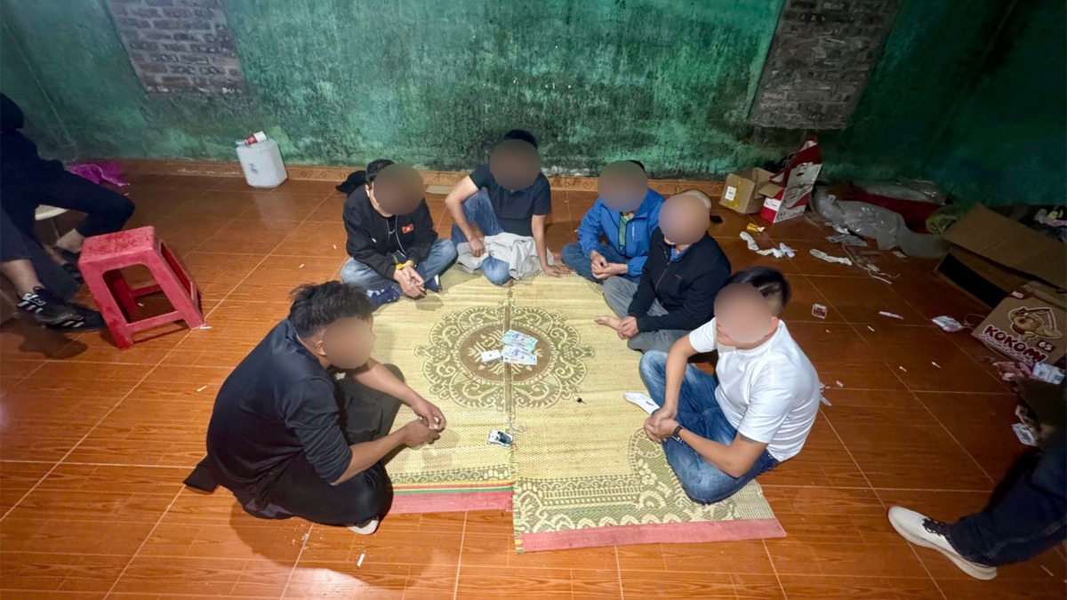 Nhóm đối tượng đánh bạc mà công an đã bị bắt giữ.