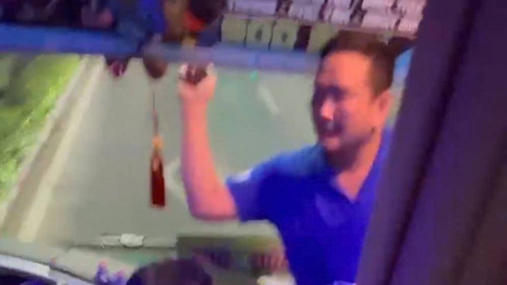 Nhân viên xe khách BKS 47H-078.xx (tuyến Cà Mau – Đắk Lắk) đánh nhân viên xe khách tuyến Hà Tiên – Gia Lai. (Ảnh cắt từ clip)