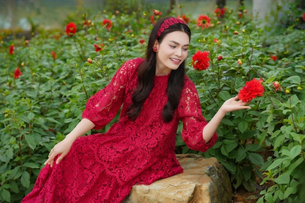 NSND Phạm Phương Thảo phủ kín khuôn viên biệt phủ 8.000 m2 bằng hàng trăm cây thược dược, cánh bướm, hoa trà, hoa giấy... để chờ Tết.