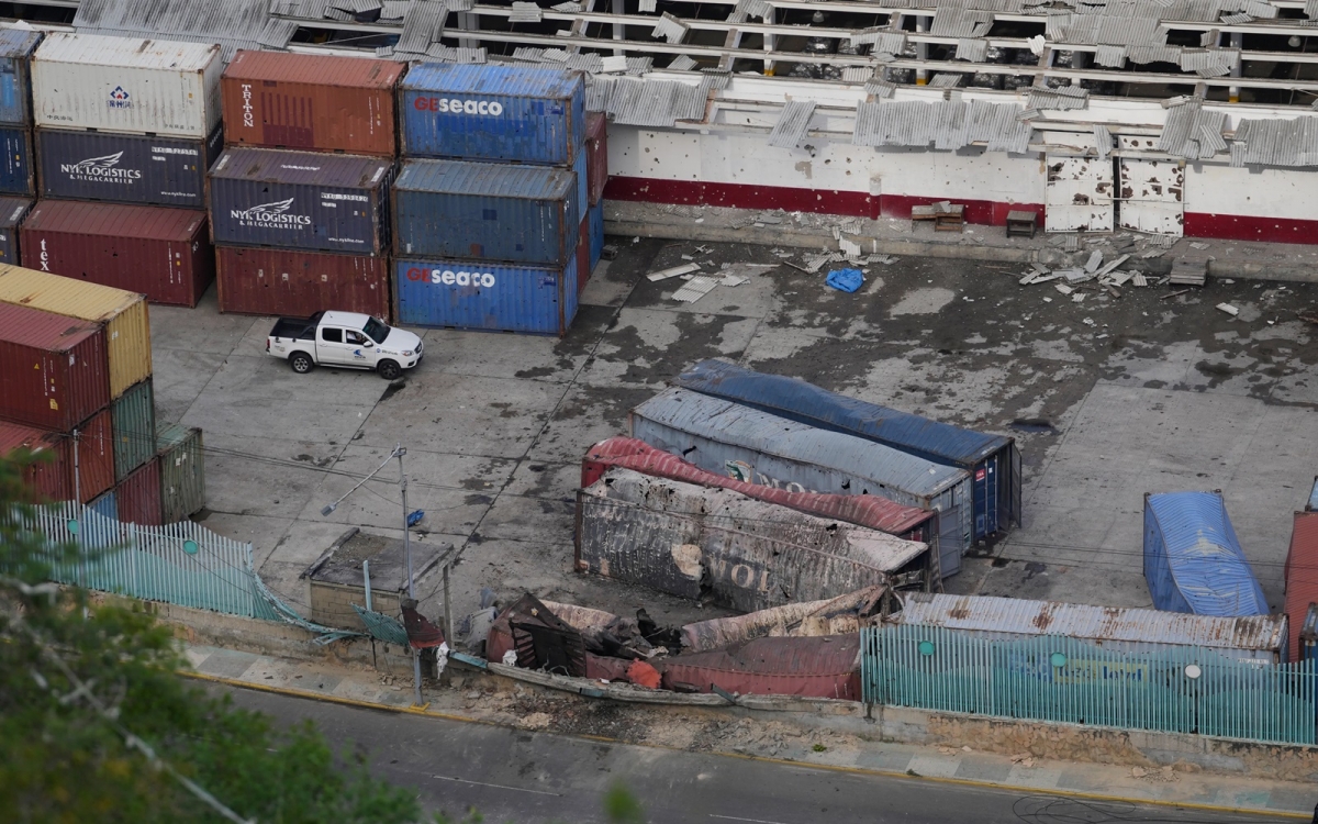 Những container bị hư hại tại cảng La Guaira sau loạt vụ nổ ở khu vực thủ đô Caracas. Ảnh: AP.