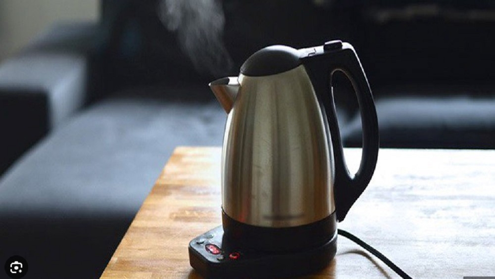 Nên hạn chế dùng ấm nước đun sôi ở khách sạn.