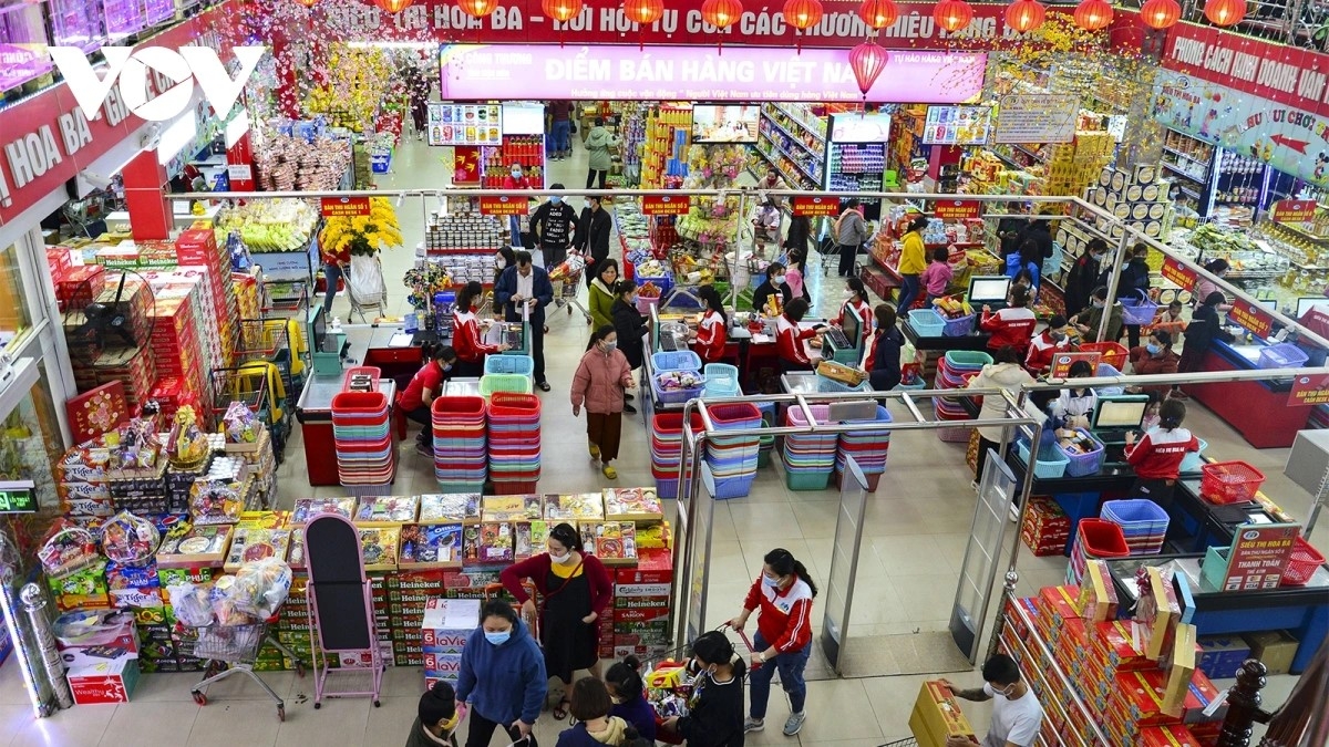 Người tiêu dùng mua hàng hóa tại siêu thị