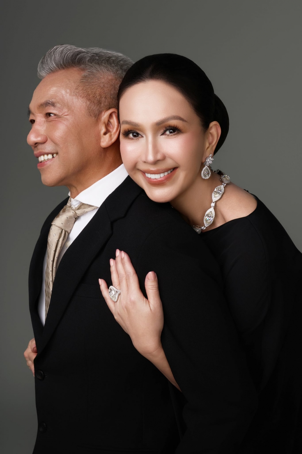 Kỷ niệm 32 năm cưới, 'nữ hoàng ảnh lịch' Diễm My chia sẻ niềm hạnh phúc vì hôn nhân với ông xã luôn bền chặt hơn ba thập kỷ qua.