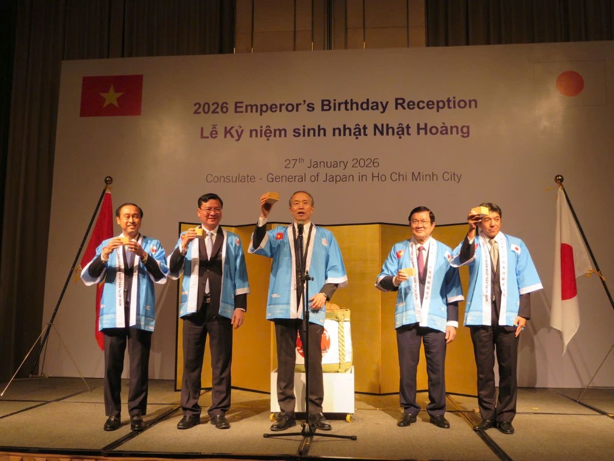 Đến dự buổi lễ có nguyên Chủ tịch nước Trương Tấn Sang (thứ hai từ phải sang)