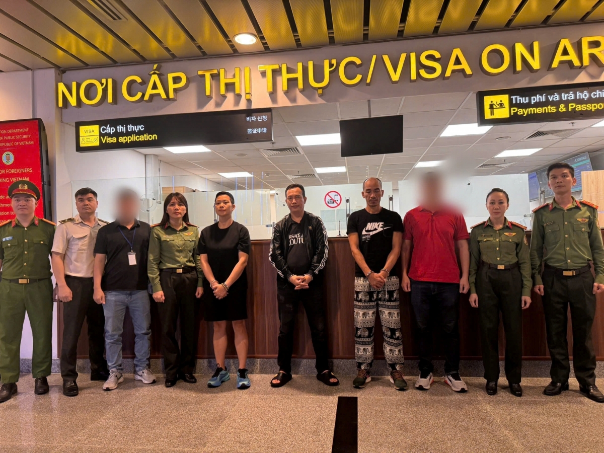 3 đối tượng (áo đen, ở giữa) được di lý về Đà Nẵng để phục vụ công tác điều tra