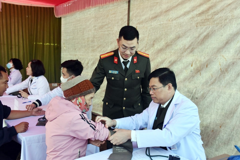 Bệnh viện Công an tỉnh Thanh Hóa tổ chức khám bệnh, tư vấn sức khỏe và cấp thuốc điều trị miễn phí cho người dân