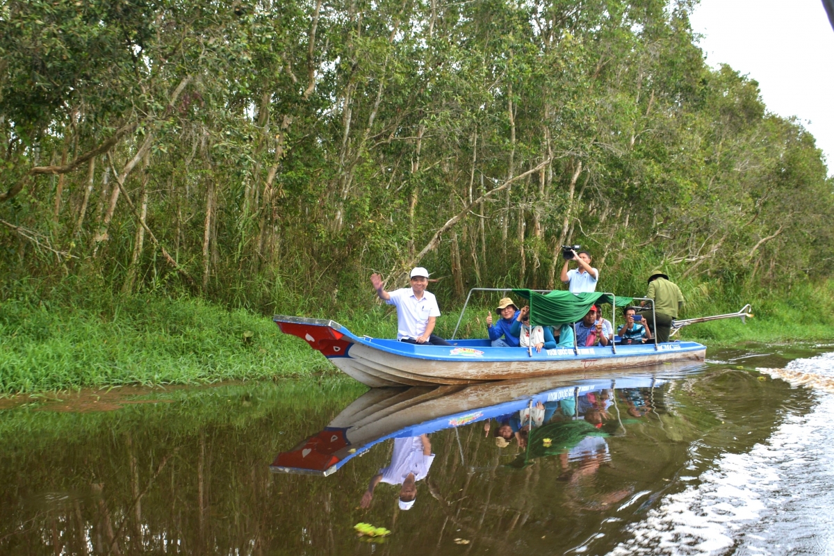 3 Du khách trải nghiệm du lịch tại vườn Quốc gia U Minh hạ