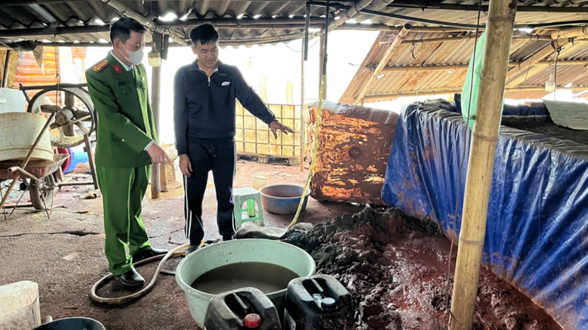 Phòng Cảnh sát kinh tế CATP Hà Nội đã phối hợp với Phòng Kỹ thuật hình sự, Viện Kiểm sát nhân dân TP Hà Nội và Công an xã Phù Đổng tổ chức khám nghiệm hiện trường, thu thập tài liệu, chứng cứ. Tại khu vực phía sau các xưởng, lực lượng chức năng phát hiện lượng lớn chất thải rắn phát sinh từ quá trình phân kim bị đổ trực tiếp ra môi trường, không qua bất kỳ khâu xử lý nào.