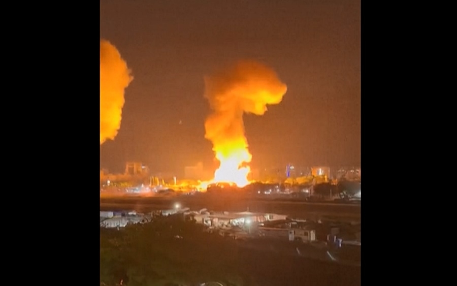 Lửa rực cháy vào đầu ngày 3/1 khi Mỹ bất thình lình tập kích Caracas. Ảnh: Reuters.