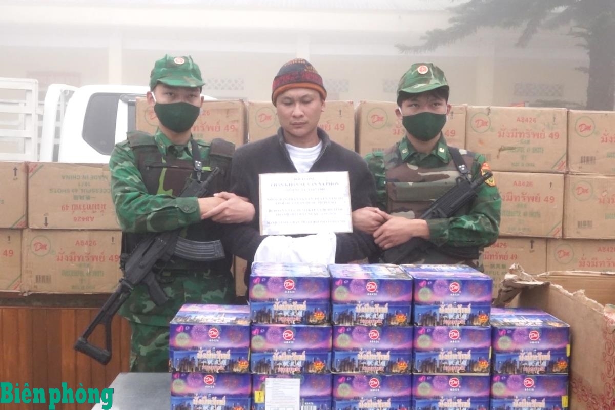 Đối tượng Chăn Khon - Sụ Văn Nạ Phon, cùng tang vật. Ảnh: Hải Chuyền.