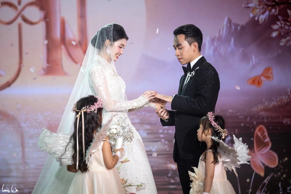 Á hậu Phương Nhi được ví như công chúa khi diện váy cưới phong cách hoàng gia, sánh đôi thiếu gia Minh Hoàng trong tiệc cưới trên đảo.