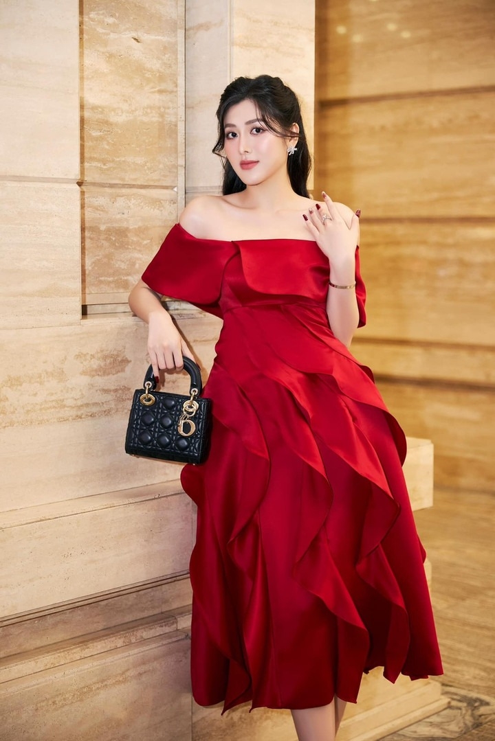 Tin đồn cả hai hẹn hò rộ lên khi nam tiền đạo bình luận ngọt ngào dưới loạt ảnh của Kim Thủy, bên cạnh là biểu tượng cảm xúc thể hiện sự yêu thích.