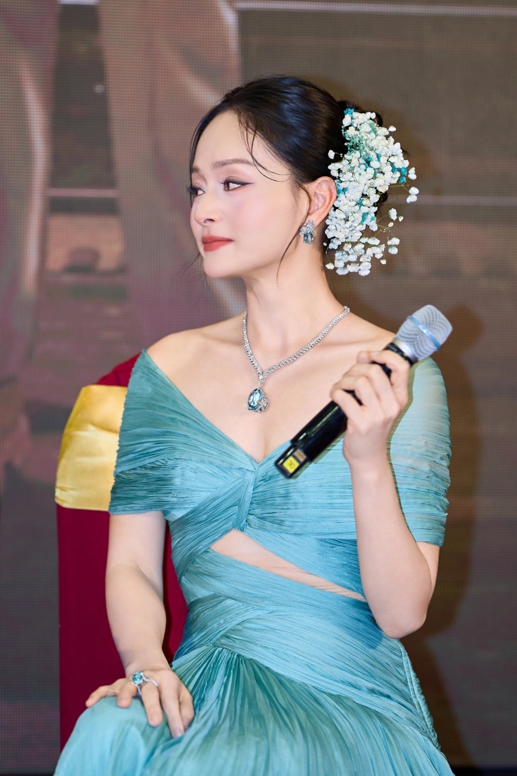 Lan Phương không giấu nổi xúc động khi chia sẻ về vai diễn mới. Cô cho biết nhận kịch bản "Đồng hồ đếm ngược" sau hai năm tạm gác việc đóng phim để mang bầu và sinh em bé. Đó cũng là thời điểm khó khăn trong cuộc sống của cô khi bắt đầu quá trình ly hôn. Tuy nhiên, quá trình làm việc giúp cô cảm thấy được chữa lành. "Mỗi lần đến trường quay, tôi để lại đằng sau mọi áp lực và cảm thấy tốt hơn rất nhiều", Lan Phương nói.