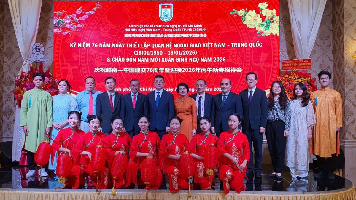 Các đại biểu hai nước chụp ảnh lưu niệm cùng đội văn nghệ