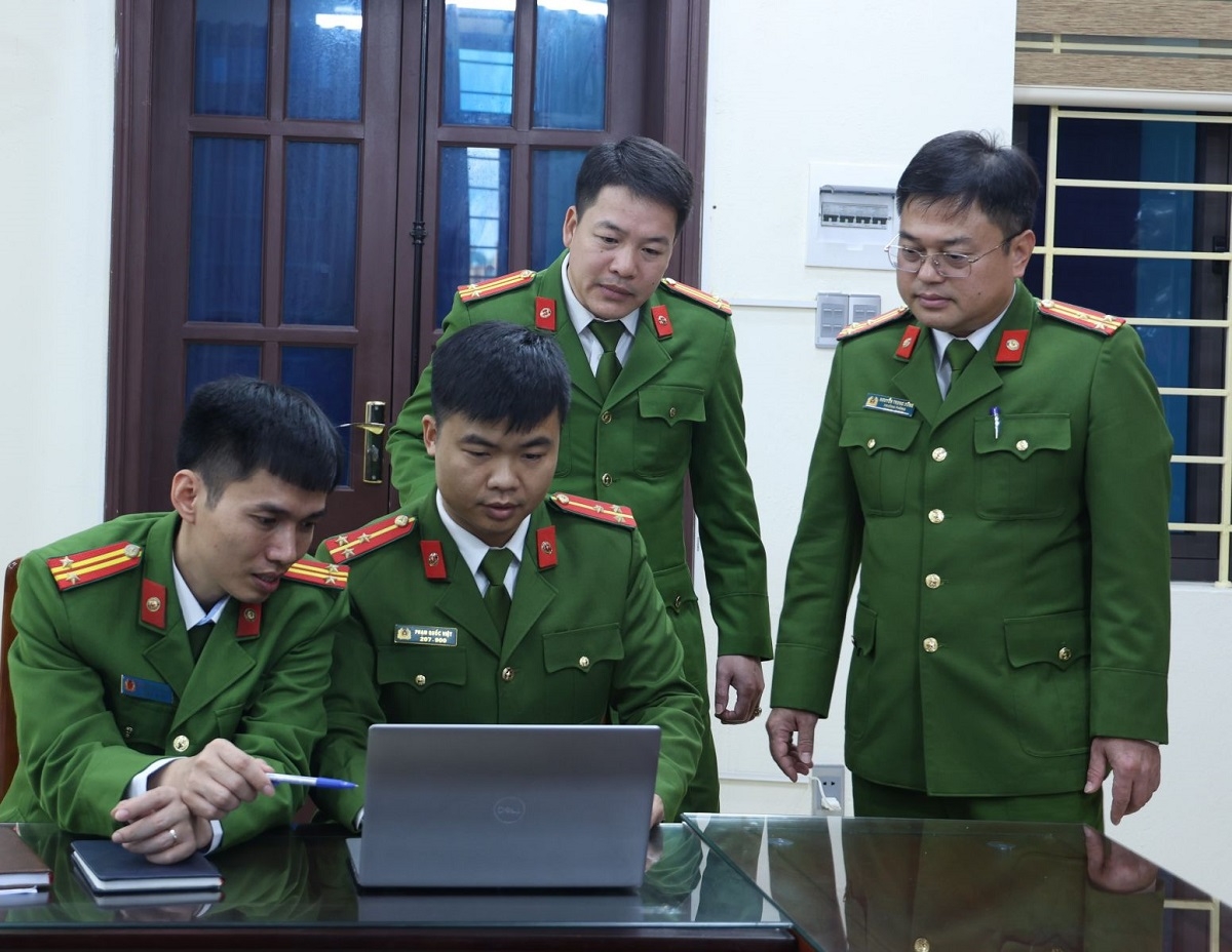 Lãnh đạo, điều tra viên Phòng Cảnh sát hình sự tiến hành điều tra, làm rõ vụ án.      Ảnh: Công an Ninh Bình