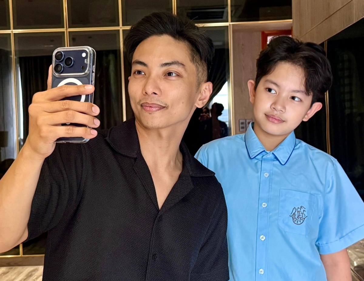 Phan Hiển cho biết anh 'giật mình' khi thấy con trai cả, bé Kubi, lớn bổng khi tròn 10 tuổi.