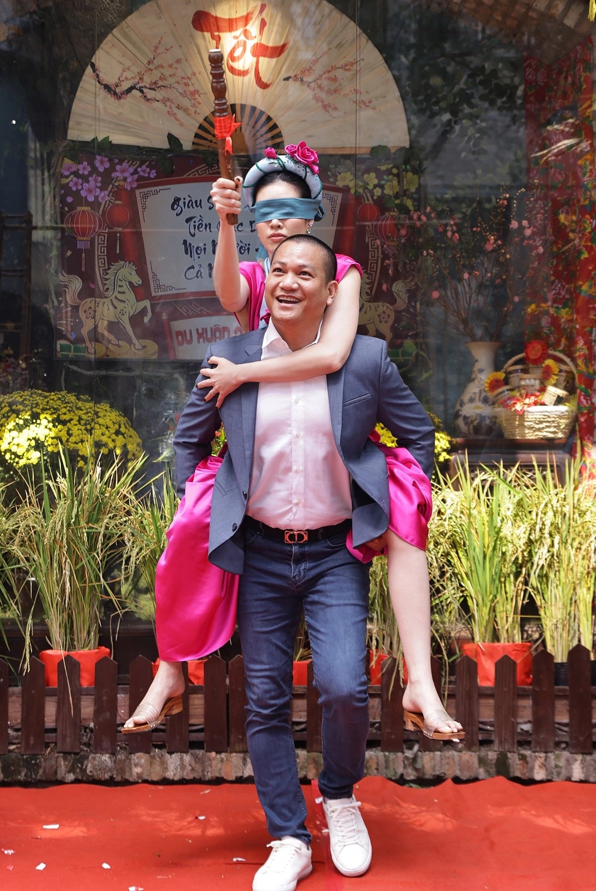 Khánh Vân được ông xã cõng chinh phục thử thách đập vỡ những chiếc niêu đất treo lơ lững giữa không gian. Đôi vợ chồng vui chơi hết mình trong không khí náo nhiệt, rộn rã tiếng cười.