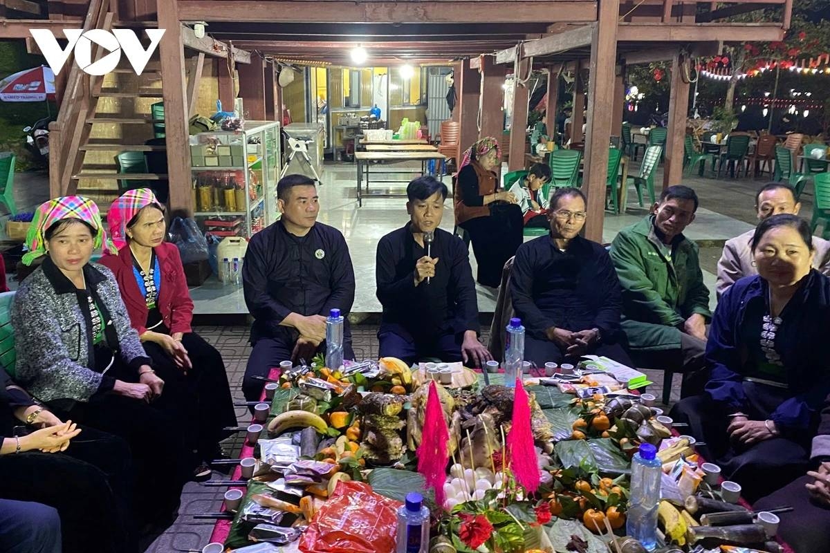 Across communes and wards in Lai Chau province, a variety of cultural and artistic activities mark the arrival of New Year 2026. During the countdown night, numerous community performances showcase the rich spiritual and cultural life of local ethnic communities, while also strengthening the sense of unity among residents.