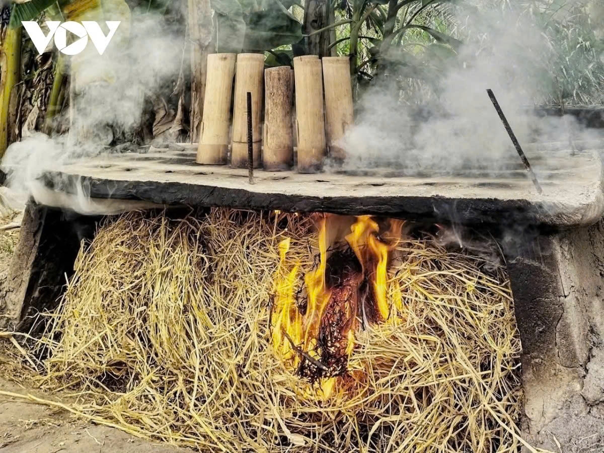 Under the layer of straw smoke, the bamboo tubes are sterilized while infusing the palm sugar with its signature, unmistakable aroma.