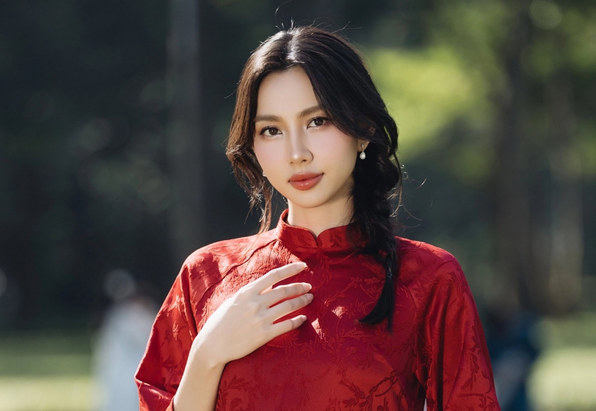 Mẹ của Thuỳ Tiên có động thái liên quan đến con gái. Theo đó, bà đăng tải clip cập nhật cuộc sống đời thường bên con trai. Bên dưới bình luận, khi nhiều người gửi lời hỏi tình hình sức khoẻ thì mẹ Thuỳ Tiên "thả tim". Khi cư dân mạng nhắc đến chuyện đã được vào thăm Thuỳ Tiên hay chưa thì mẹ cô chia sẻ: "Chưa nè".