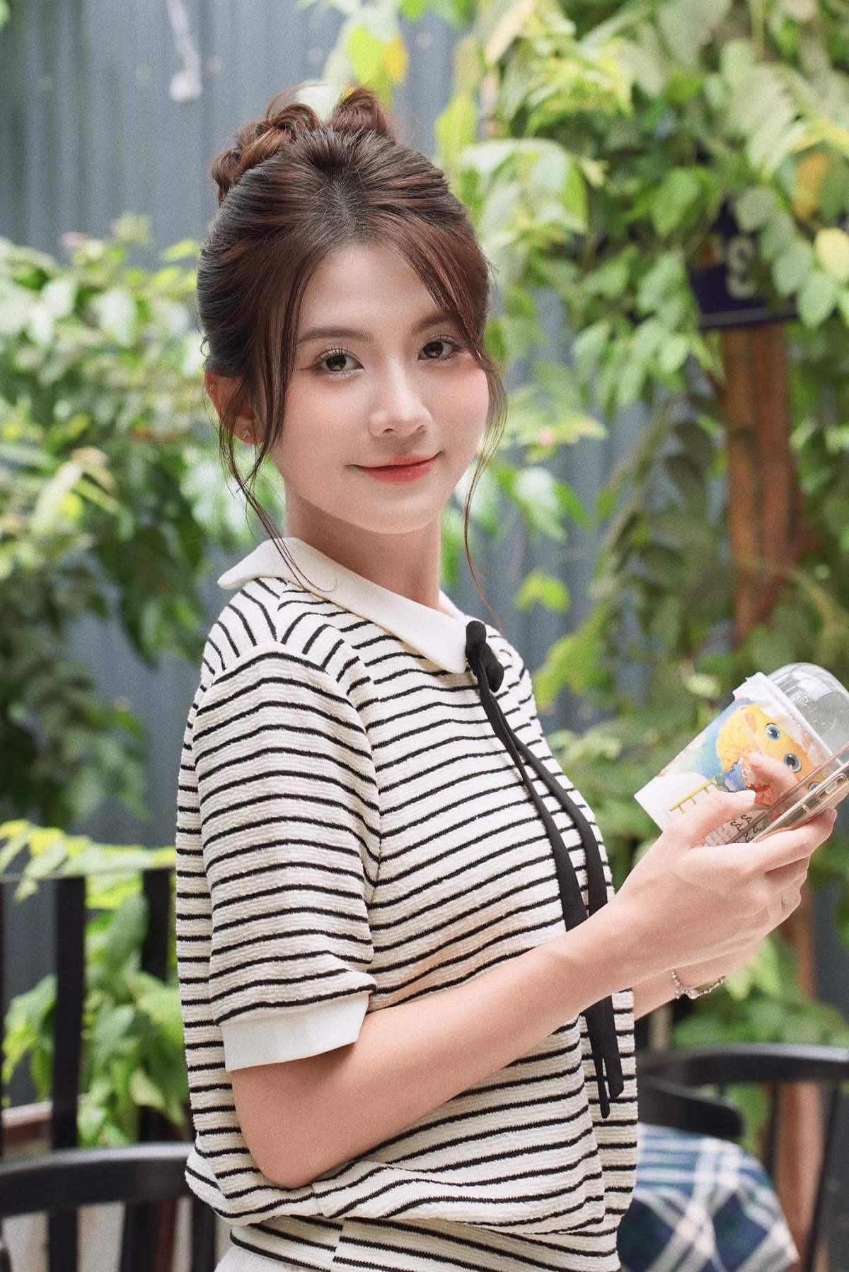 Ngoài đời, Quỳnh Trang sở hữu vẻ đẹp ngọt ngào, dịu dàng với đường nét hài hòa và nụ cười nhẹ nhàng, tạo cảm giác gần gũi. Phong cách đời thường đơn giản nhưng tinh tế tôn lên nét nữ tính, trong trẻo của nữ diễn viên, giúp Quỳnh Trang ghi điểm trong mắt khán giả và trở thành gương mặt được yêu mến trên màn ảnh nhỏ.