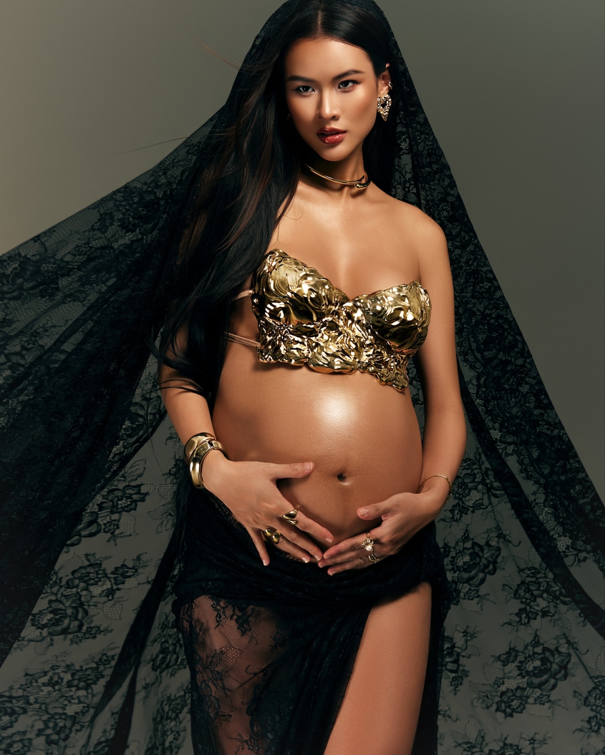 Năm 2025, người mẫu Cao Thiên Trang thông báo mang thai đôi, sẽ đón các con vào năm 2026. Hiện tại người đẹp đang ở giai đoạn cuối của thai kỳ, cơ thể thay đổi nhiều nhưng sức khỏe và tinh thần vẫn ổn định. Năm 2024, Cao Thiên Trang kết hôn với doanh nhân Đỗ Tiến, sau nhiều năm hẹn hò. Đám cưới của cặp đôi tổ chức tại resort ở TP.HCM với khoảng 80 khách mời là người thân, bạn bè và đồng nghiệp.