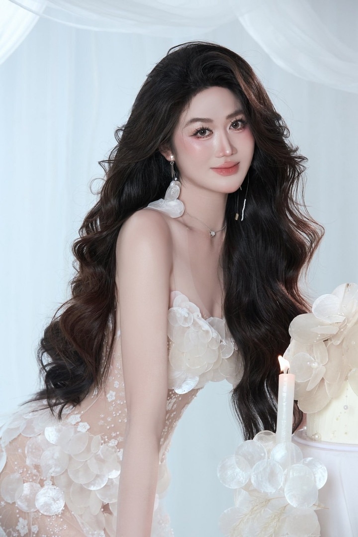 Ngoài nghệ thuật, người đẹp còn kinh doanh thời trang và theo đuổi phong cách nữ tính. Kim Thủy sở hữu nhan sắc sắc sảo nhưng không kém phần ngọt ngào.