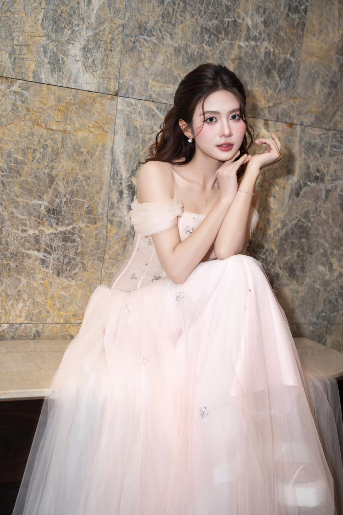 Quỳnh Trang sinh năm 2001, được biết đến với danh xưng "hot girl mùa thi" khi từng là gương mặt nổi tiếng trong kỳ thi tốt nghiệp THPT Quốc gia năm 2019. Cô tốt nghiệp chuyên ngành Diễn viên Trường Đại học Sân khấu - Điện ảnh Hà Nội. 