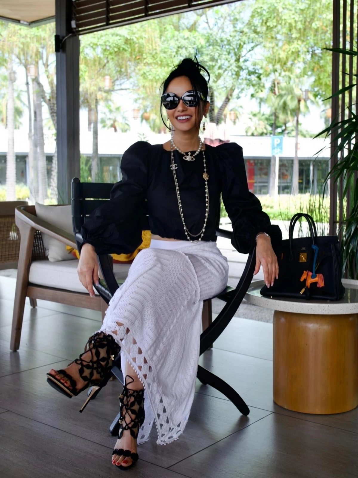 Ca sĩ Hồng Nhung diện trang phục điệu đà đến phim trường ghi hình. Chị cho biết sức khỏe gần đây cải thiện, tinh thần phấn chấn nhờ quá trình điều trị ung thư vú đạt tiến triển tích cực.