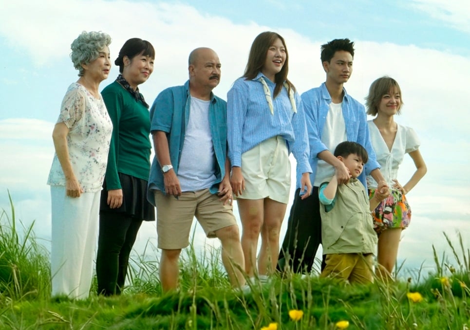 Diễn viên Uyển Ân - em gái Trấn Thành - rơi nước mắt trong lần hiếm hoi nhắc tới chị ruột Huỳnh Mi. Diễn viên kể nhà cô có ba anh em, Trấn Thành lớn nhất, tiếp đó tới chị gái Huỳnh Mi, cô là em út. Cả Trấn Thành và Uyển Ân đều đam mê nghệ thuật, hợp tính nhau nên hai anh em rất thân thiết. Ngược lại, diễn viên "khắc khẩu", hay bất hòa với chị gái Huỳnh Mi.