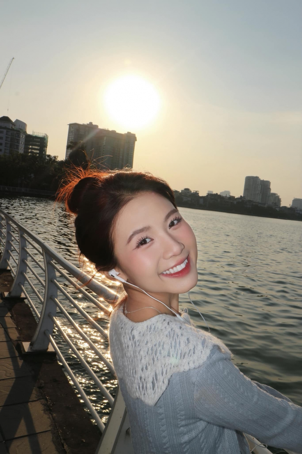 Trong phim "Chồng cũ, vợ cũ, người yêu cũ", Quỳnh Trang đảm nhận vai Mai Anh -cô con gái ngỗ ngược, luôn gây khó dễ cho vợ mới của bố. Với "Cha tôi, người ở lại", Quỳnh Trang chỉ là nhân vật phụ, xuất hiện thoáng qua trong vài phân cảnh. 