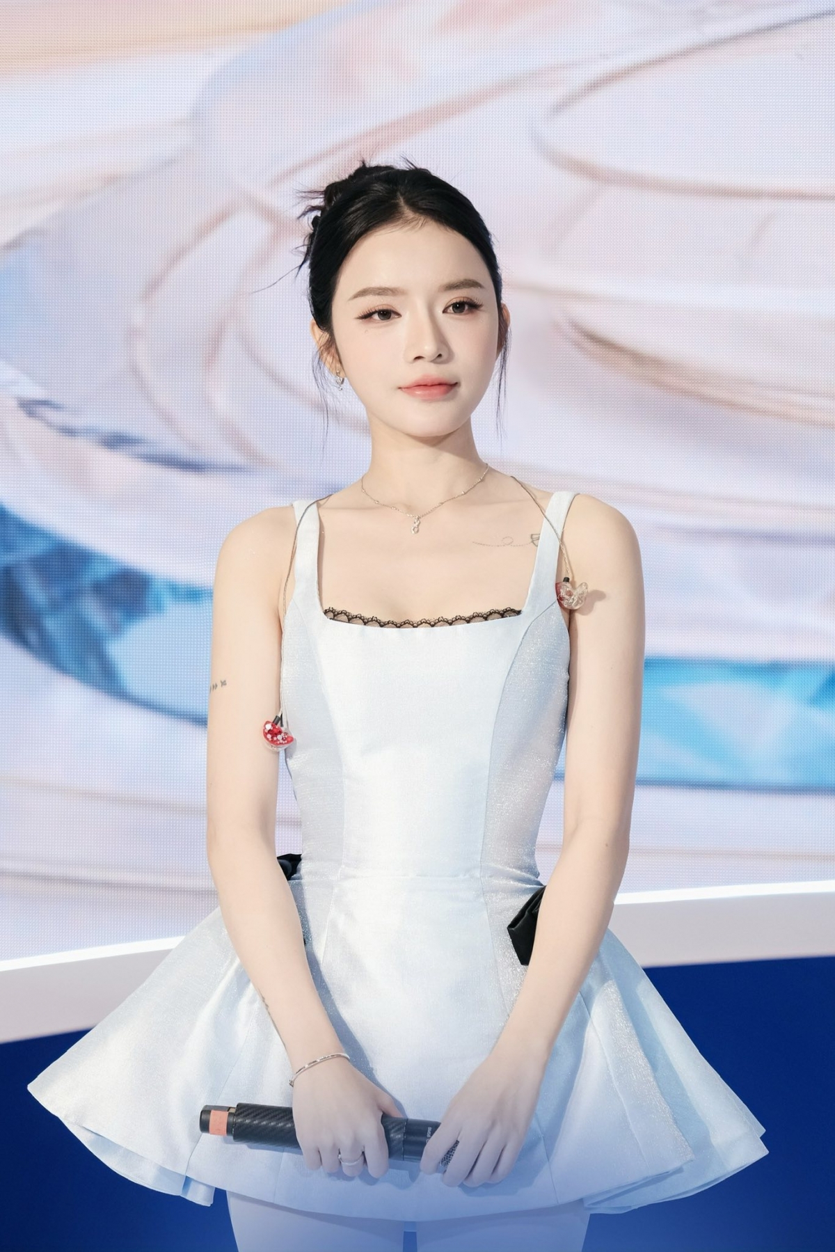 Năm 2025, LyLy ghi dấu ấn khi tham gia chương trình Em xinh "say hi". Cô nhận nhiều sự quan tâm khi hội tụ nhiều thế mạnh như ngoại hình sáng, khả năng viết nhạc, sở hữu nhiều bài hit... Tuy nhiên, nữ ca sĩ bị loại ở live stage 2 vì thuộc nhóm có điểm số thấp nhất cuộc thi khiến nhiều người hâm mộ tiếc nuối. 