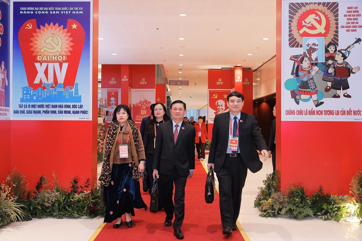 Từ phải qua là Chủ nhiệm Ủy ban Văn hóa và Xã hội của Quốc hội Nguyễn Đắc Vinh; Phó ban Chính sách, chiến lược Trung ương Thái Thanh Quý (đi giữa) và Phó chủ nhiệm Ủy ban Công tác đại biểu của Quốc hội Tạ Thị Yên.