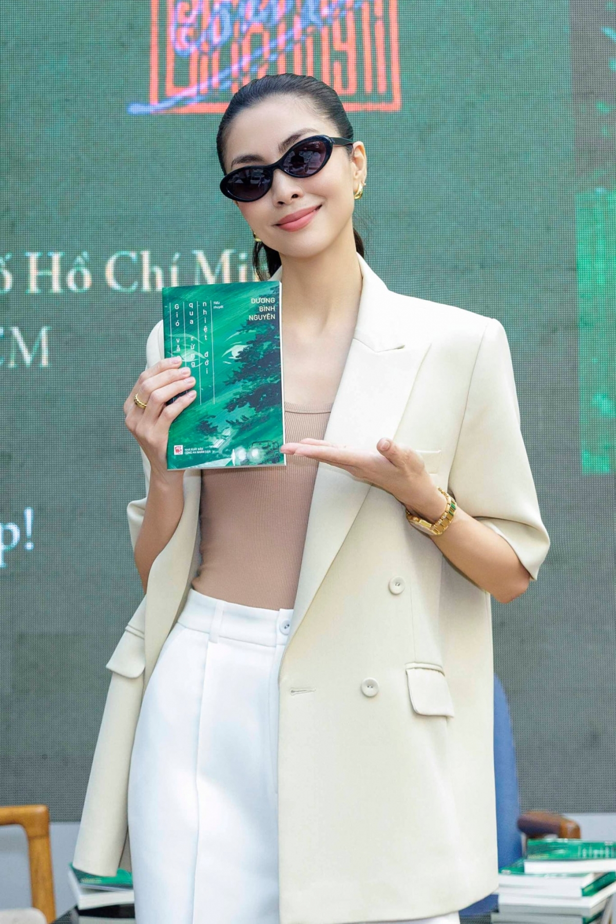 Tăng Thanh Hà mặc thanh lịch tới chúc mừng nhà văn Dương Bình Nguyên ra mắt tiểu thuyết tâm lý tội phạm 'Gió vẫn thổi qua rừng nhiệt đới' tại Đường sách Nguyễn Bình, TP HCM.