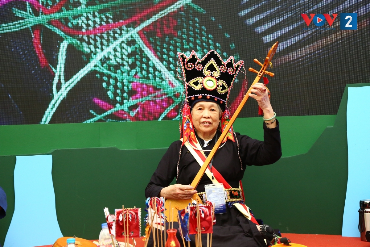 Nghệ nhân ưu tú Chu Thị Thà và tiết mục biểu diễn hát Then