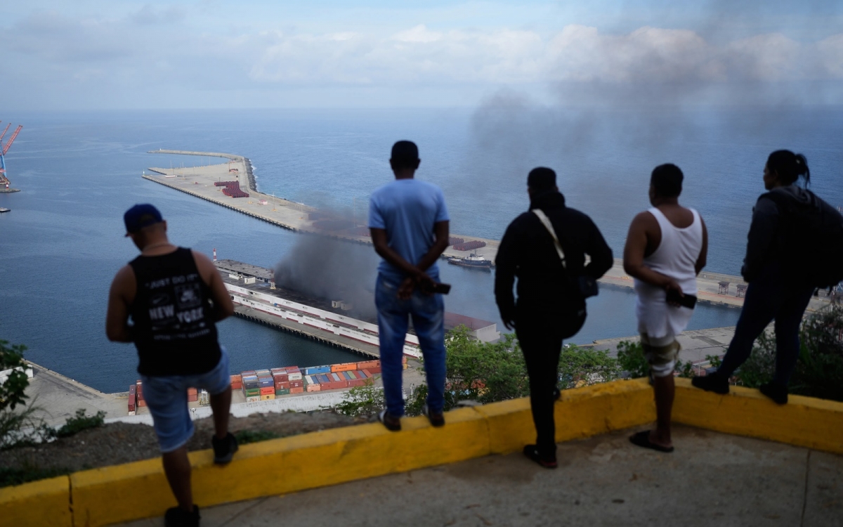 Khói bốc lên từ hải cảng La Guaira vào ngày 3/1. Ảnh: AP.