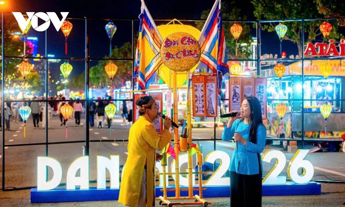 As the countdown to 2026 approaches, Da Nang’s city centre comes alive with celebrations. Bach Dang Walking Street, the east bank of Dragon Bridge Park, and Bien Dong Park are filled with lively crowds enjoying music performances amid cheers and festive excitement.