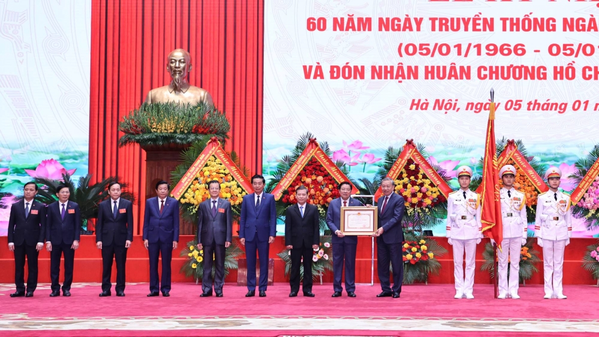 Thay mặt lãnh đạo Đảng, Nhà nước, Tổng Bí thư Tô Lâm trao Huân chương Hồ Chí Minh tặng Ban Nội chính Trung ương.