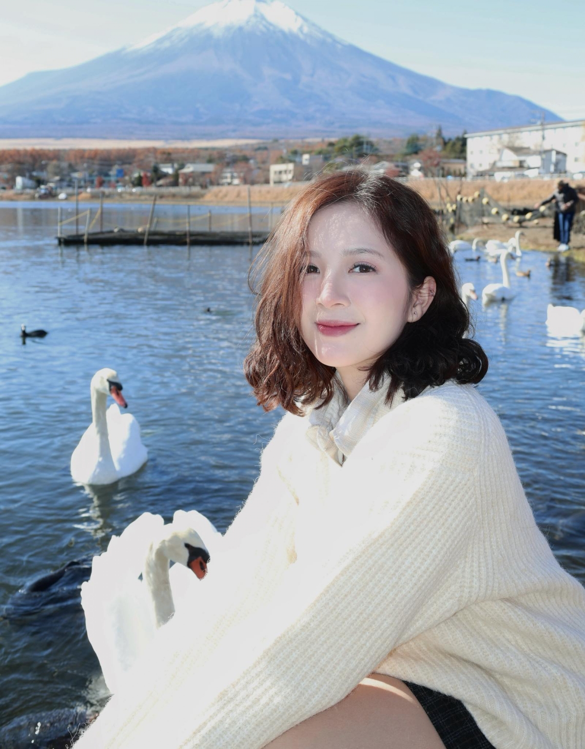 Ngọc Huyền từng theo học tại trường Đại học Sư phạm Hà Nội với ước mơ trở thành một cô giáo. Sau khi tốt nghiệp, Ngọc Huyền được biết đến nhiều hơn khi làm mẫu ảnh và bén duyên với con đường diễn xuất. Cô từng được gọi là ''hotgirl sư phạm'' hay ''hotgirl đồng phục''.