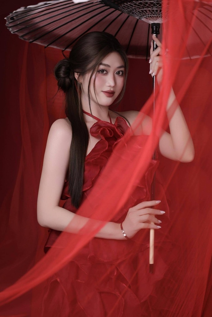 Năm 2017, cô từng được NTK Tommy Nguyễn chọn là người mẫu cho BST áo dài "Vườn yêu".