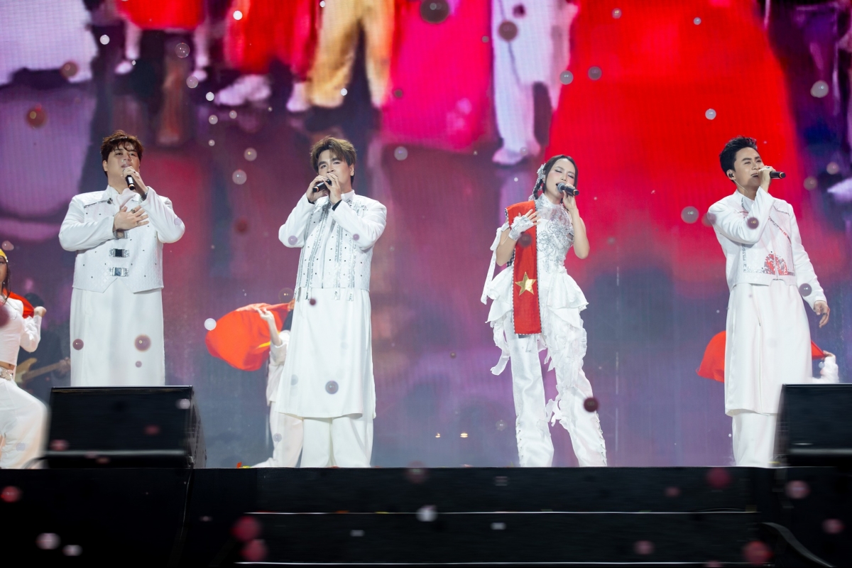 Nhóm DTAP và ca sĩ Phương Mỹ Chi. Ảnh: FBNV