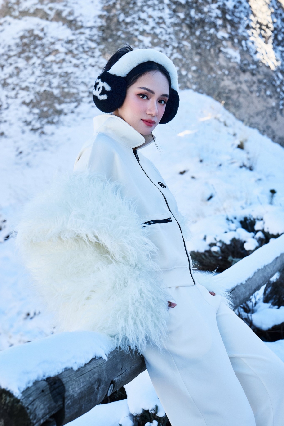 Hoa hậu Hương Giang có kỳ nghỉ đón năm mới 2026 ở Thổ Nhĩ Kỳ. Cô diện đồ đông ấm áp, lưu lại một số khoảnh khắc bên núi tuyết.