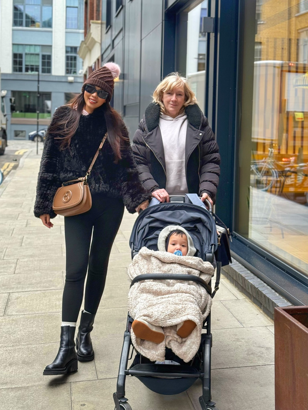 Hà Anh khép lại năm cũ bằng cảm xúc đủ đầy khi được ở bên gia đình nhỏ. Nữ siêu mẫu gửi lời chúc: ai chưa vui sẽ vui, ai chưa được thương hãy học cách yêu mình, sống nhẹ nhàng để bình yên trong tim.