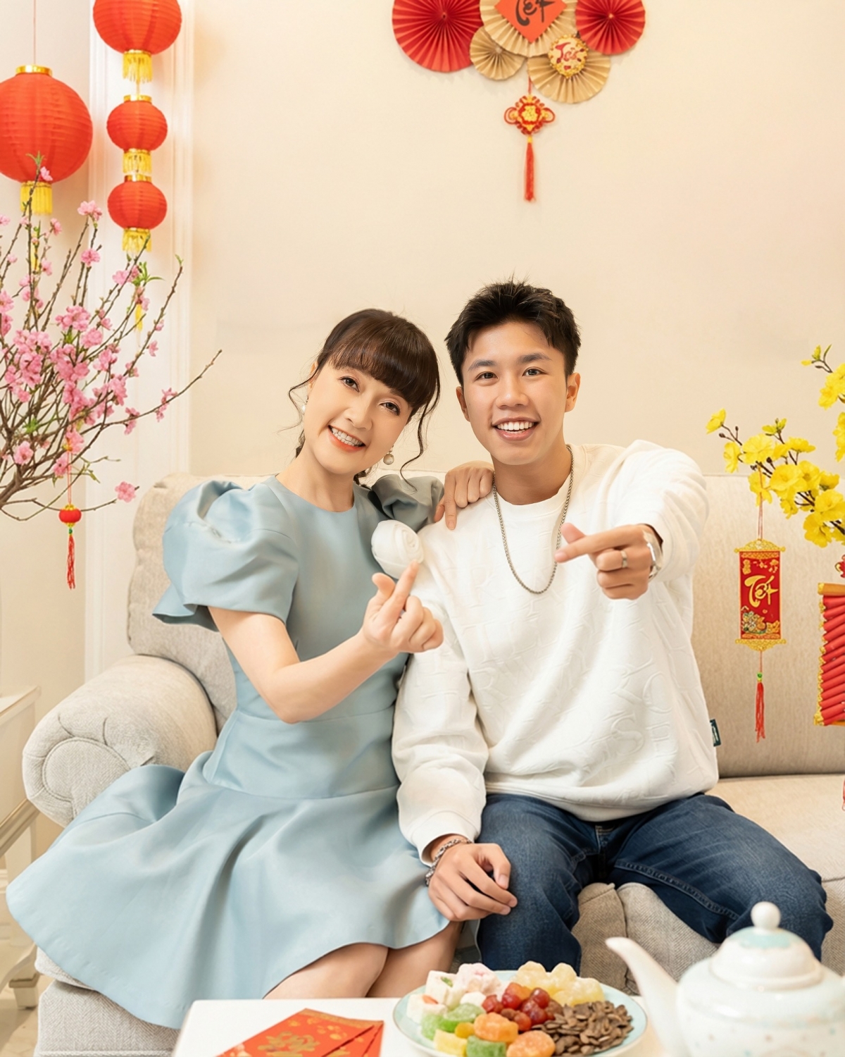 Nghệ sĩ Vân Dung đón năm mới 2026 bên cạnh con trai Long Vũ. Cô bày tỏ: “Năm mới đã tới, 12 tháng tiếp theo sẽ là 12 chương mới của cuộc đời. Chúc mừng năm mới 2026 với những hy vọng mới, những thử thách mới. Hãy bắt đầu một năm mới đầy rực rỡ và không hề tiếc nuối nhé các bạn ơi!”.