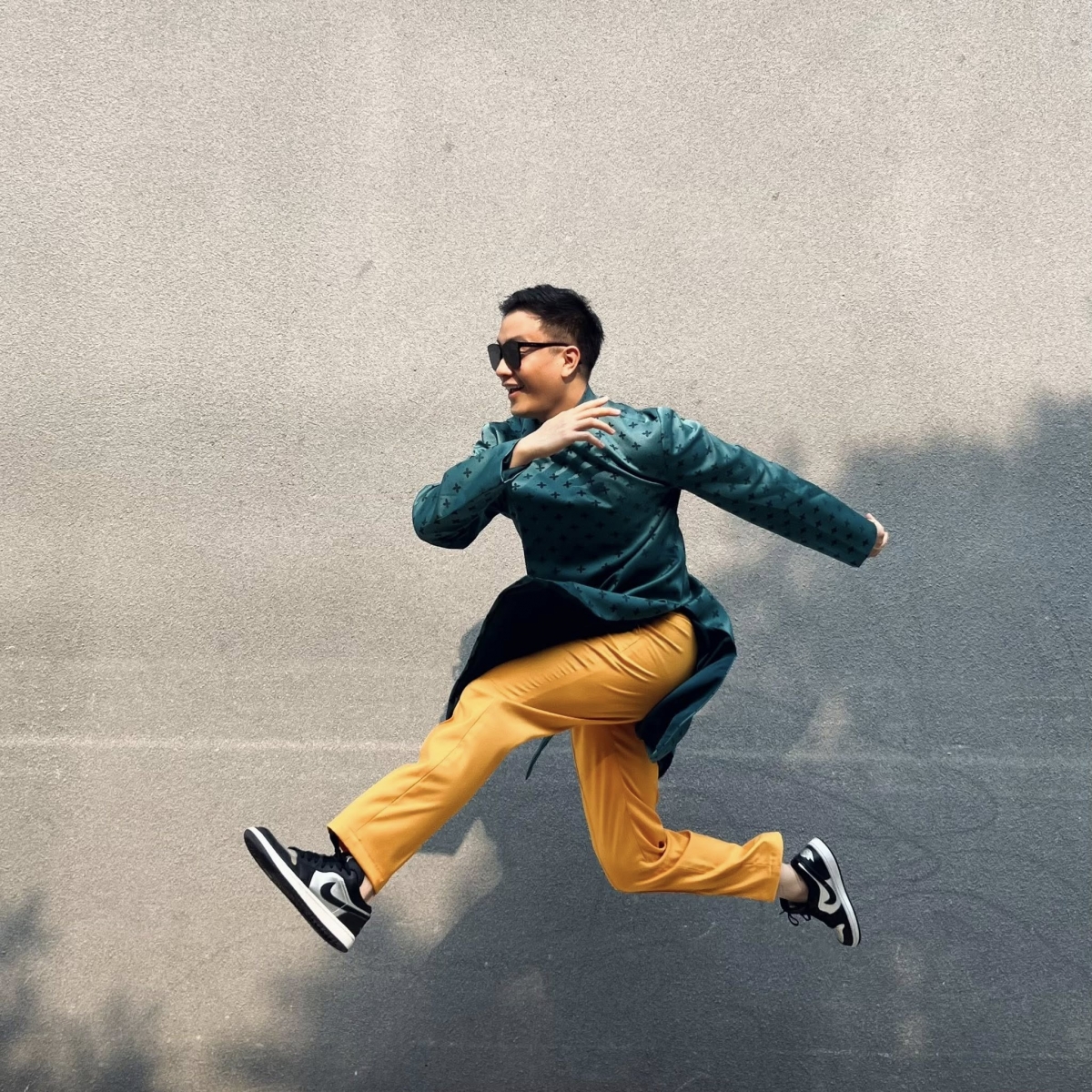 Diễn viên Lương Mạnh Hải đăng bộ ảnh "nhí nhố" chào năm mới. Anh viết: “Ra đường thấy ai cũng đi chụp áo dài tưng bừng. Xin góp vài dáng nâng cao đi bắt bướm”.