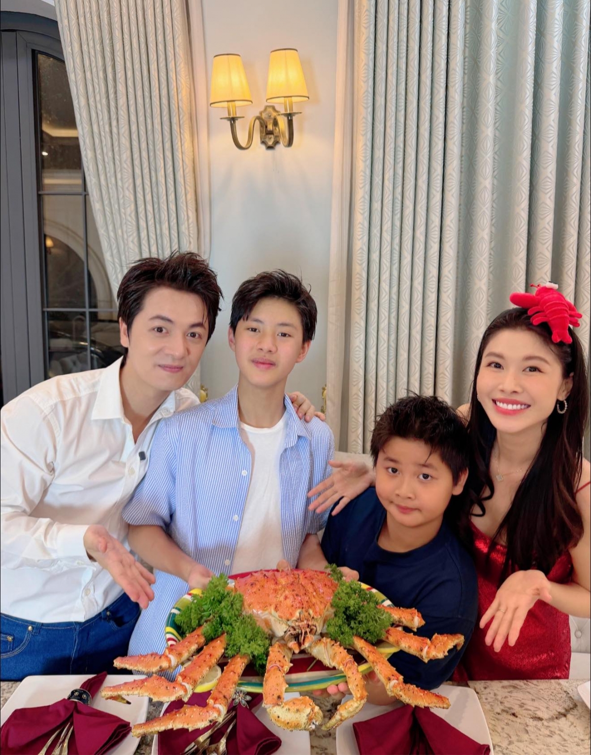 Gia đình Đăng Khôi – Thủy Anh quây quần bên nhau nhân dịp Tết Dương lịch. “Bữa cơm gia đình đặc biệt để tạm biệt năm cũ 2025 và chào đón năm mới 2026. Không mong gì hơn sức khoẻ cho cả đại gia đình thân yêu”, Thủy Anh chia sẻ.